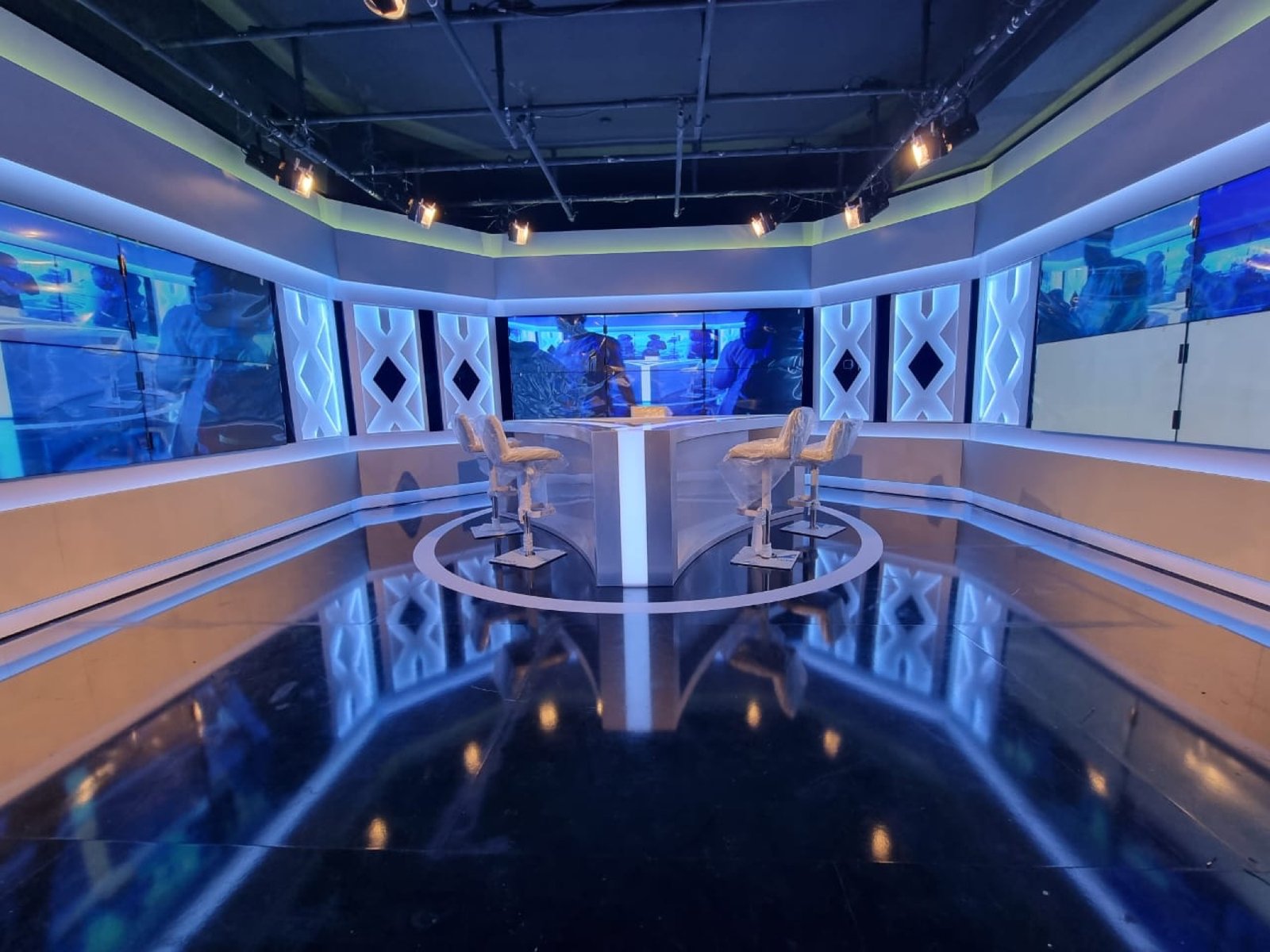 Télévision Togolaise : studio du JT et identité de chaîne, sélection 2